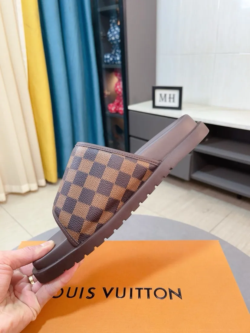 Men's shoes 💰360🌹🌹 (lv-Louis Vuitton) new men's sandals, high-end boutique, exquisite embossed logo decoration on the upper, fine workmanship, super soft soles, casual, loose and comfortable, a must-have in summer! \nsize：38-44